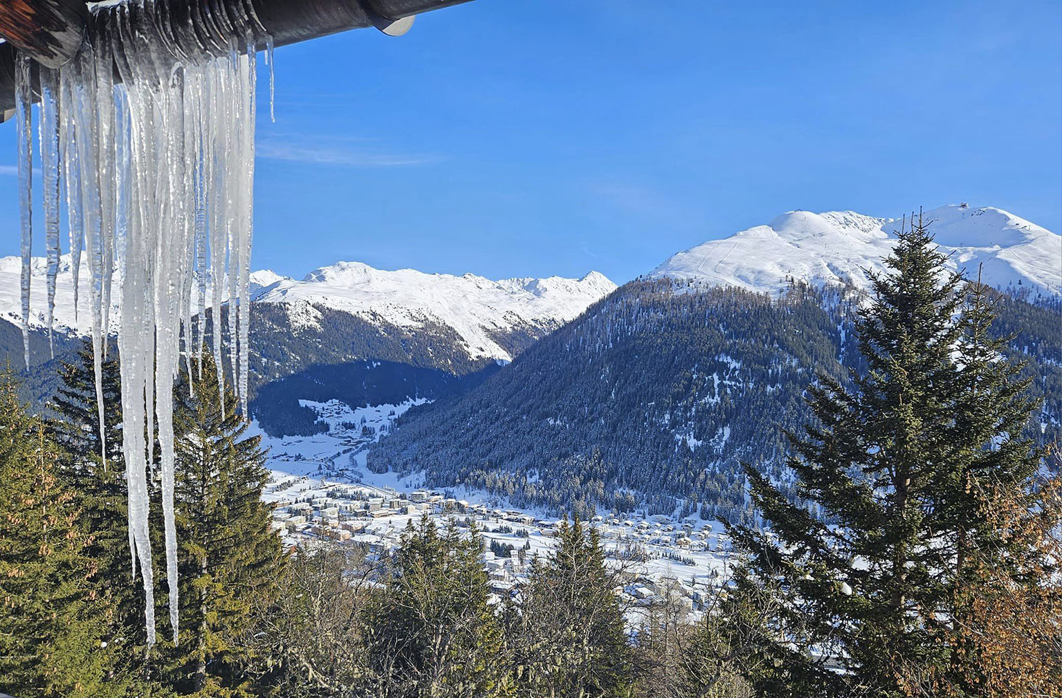 Grosse Eiszapfen hängen vom Dach: Winterstimmung in Davos. 